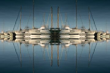 Reflets des voiliers dans l'eau de mer bleue