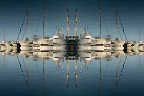 Reflecties van zeilboten in blauw zeewater