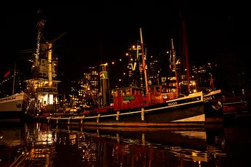 Sleepboot Hugo bij het Maritiem Museum Rotterdam van Mark de Groot