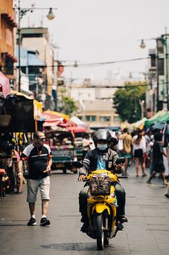 Levendig Straatleven in Bangkok, Thailand: Een Glimp van Lokale Cultuur van Troy Wegman