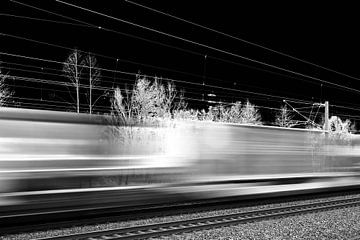 Sneltrein bij nacht met lange belichting in zwart-wit van Rüdiger Rebmann