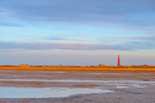 Vuurtoren in de duinen van Schiermonnikoog bij zonsondergang