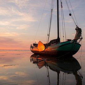 Trockenfallen auf dem Wattenmeer bei Sonnenuntergang von Hette van den Brink