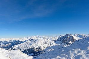 Panoramisch uitzicht hoog in de besneeuwde bergen van de Franse Alpen van Sjoerd van der Wal Fotografie