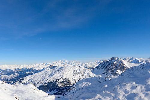 Panoramisch uitzicht hoog in de besneeuwde bergen van de Franse Alpen