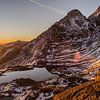 Sonnenaufgang über einem Bergsee in den Bergen Südtirols von Sean Vos