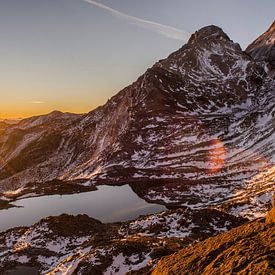 Lever de soleil sur un lac de montagne dans les montagnes du Tyrol du Sud sur Sean Vos