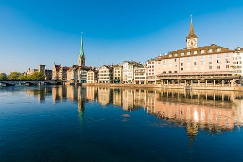 La vieille ville de Zurich avec Fraumünster et St.