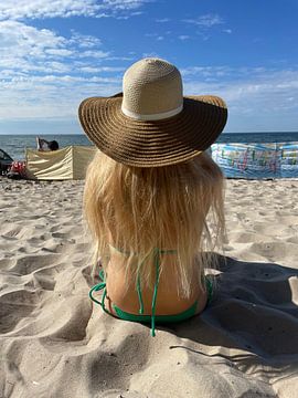 Meisje op het strand met een hoed op van Anna Sasiadek