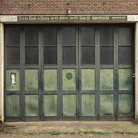 Verwittertes Tor der Lagerhalle von MMFoto