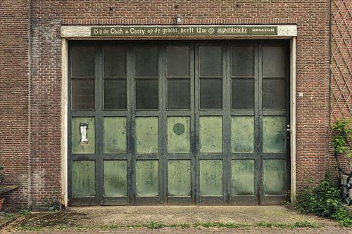 Verweerde loodsdeur in Enkhuizen