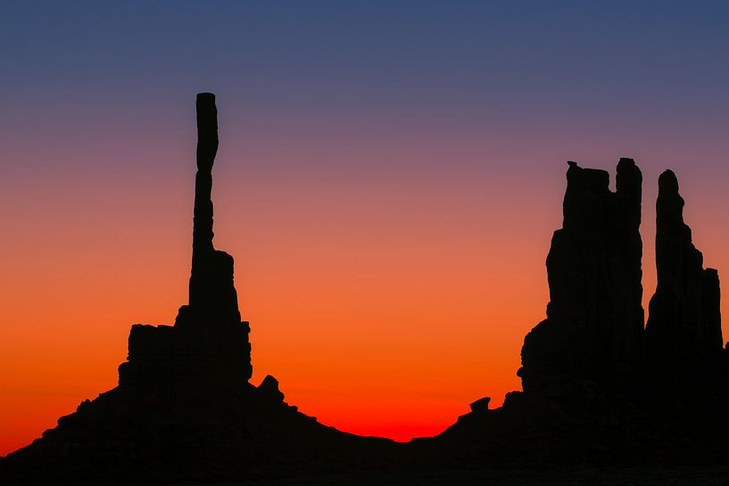 Zonsopkomst bij totempaal in Monument Valley van Henk Meijer Photography