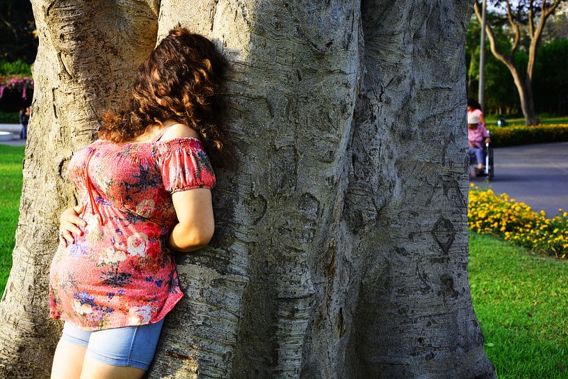 prachtig zwanger vrouw tegen de boom by Gerrit Neuteboom