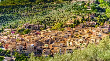 Mediterranes Dorf Fornalutx in den Bergen auf Mallorca von Alex Winter