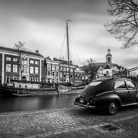 Oldtimer to long port Schiedam by Ilya Korzelius