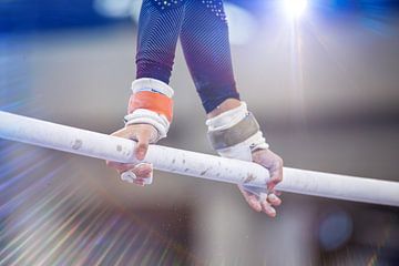 Image symbolique de la gymnastique aux agrès : gros plan d'une gymnaste à la balançoire à gradins sur Udo Herrmann
