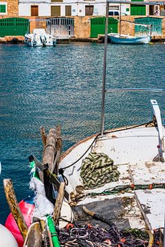 Oude vissersboot voor anker bij de kust in de haven van Mallorca, van Alex Winter