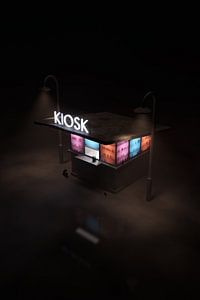 Einsamer Kiosk in einer nebligen Nacht (Format 3:2)