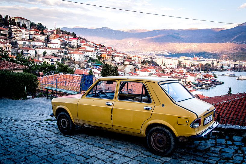 Car in Ohrid van Julian Buijzen