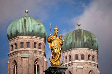 Mariabeeld en Frauenkirche in München van Peter Schickert