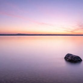 Minimalist tranquillity in the morning light – water and sky in soft colours by Christina Bauer Photos