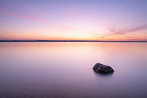 Minimalistische Ruhe im Morgenlicht-Wasser und Himmel in sanften Farben