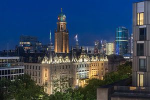 Das schöne Rathaus auf dem Coolsingel in Rotterdam am Abend
