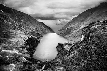 Dramatische weersverandering bij het stuwmeer in Kaprun van Tom Monochrom