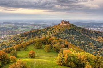 Kasteel Hohenzollern in de herfst van Michael Valjak
