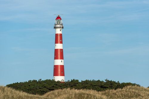 De rood en wit gestreepte vuurtoren van het Waddeneiland Ameland in het noorden van Nederland