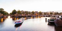 excursieboot bij de basculebrug Magere Brug in Amsterdam van Werner Dieterich thumbnail