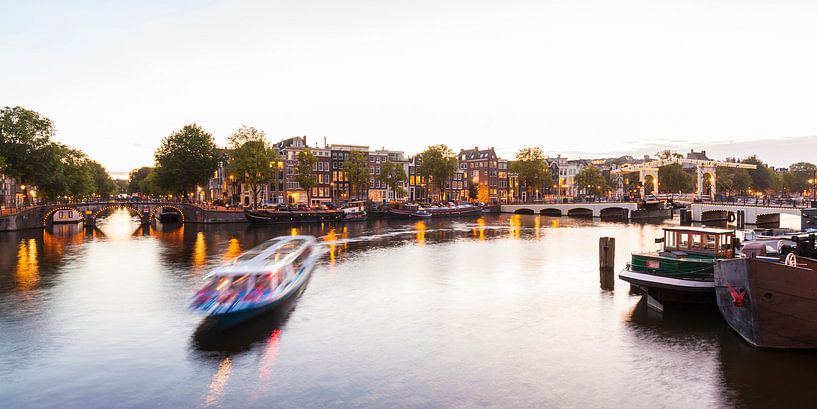 Ausflugsboot bei der Klappbrücke Magere Brug in Amsterdam von Werner Dieterich