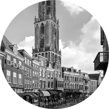 De Dom van Utrecht gezien vanaf de Stadhuisbrug in zwartwit