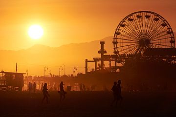 Santa Monica Pier bij zonsondergang van Jeroen Dubbeld