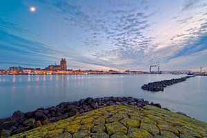 Mooie wolkenlucht boven Dordrecht van Anton de Zeeuw