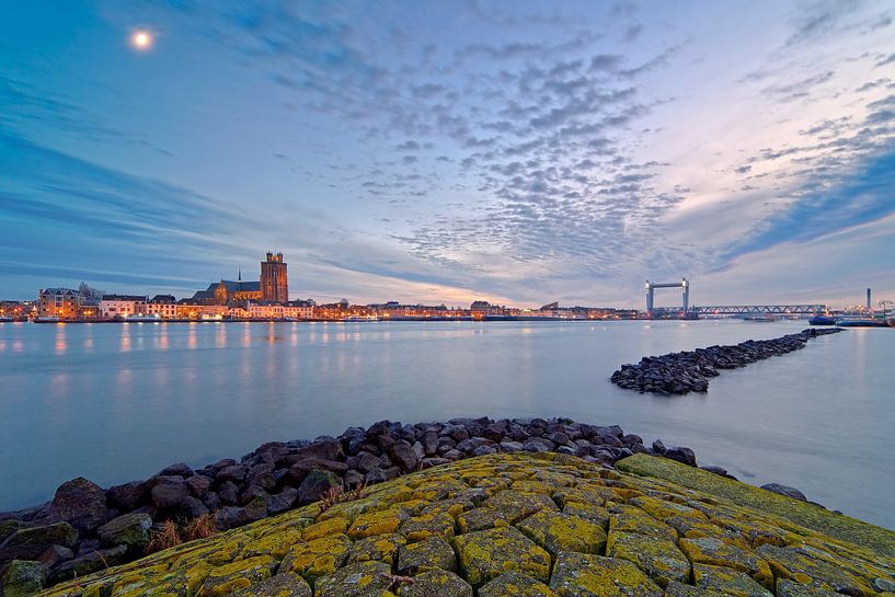 Mooie wolkenlucht boven Dordrecht van Anton de Zeeuw