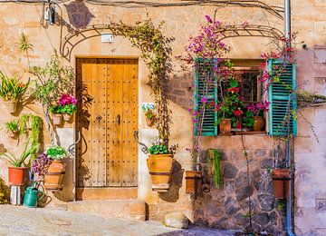 Idyllischer Blick auf ein typisches Haus im Dorf Valldemossa auf Mallorca von Alex Winter