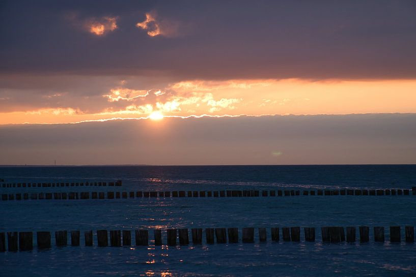Buhne in Zingst an der Ostsee, die ins Meer reichen von Martin Köbsch