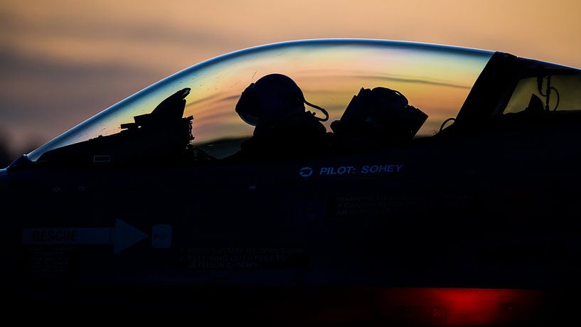 F-16 klaar voor een vlucht tijdens zonsonderdag van Dennis Janssen