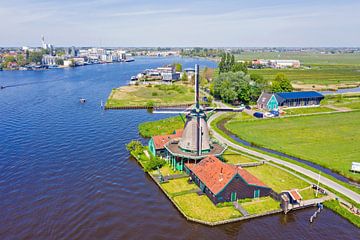 Luchtfoto van een traditionele molen bij Zaanse Schans van Eye on You