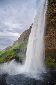 Chute d'eau Seljalandsfoss en Islande sur Tim Vlielander