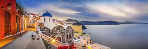 Dorf Oia / Thira auf Santorin in Griechenland mit hübscher Kirche