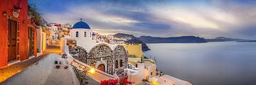 Dorp Oia / Thira op Santorini in Griekenland met een prachtige kerk en blauwe koepel van Voss Fine Art Fotografie