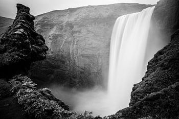 Skógafoss – Im Atem der Tiefe