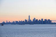 Manhattan skyline in New York gezien vanaf Staten Island bij zonsopkomst von Merijn van der Vliet Miniaturansicht