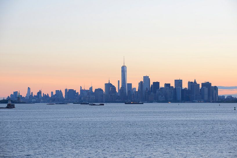 Manhattan skyline in New York gezien vanaf Staten Island bij zonsopkomst von Merijn van der Vliet