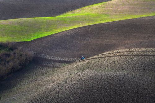 Tracteur labourant les champs en Toscane. Volterra, Italie