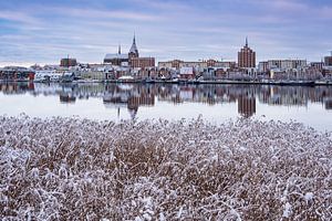 Blick über die Warnow auf die Hansestadt Rostock im Winter