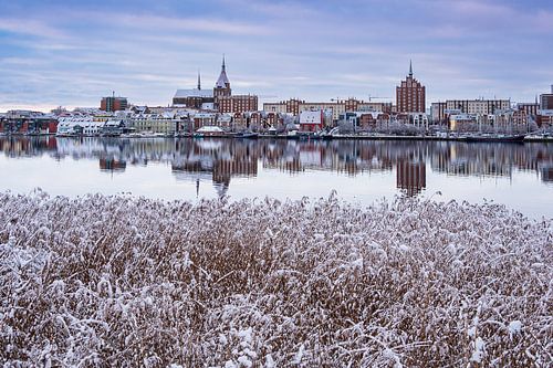 Uitzicht over de Warnow naar de Hanzestad Rostock in de winter