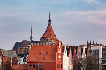 View to historical buildings in Rostock, Germany sur Rico Ködder